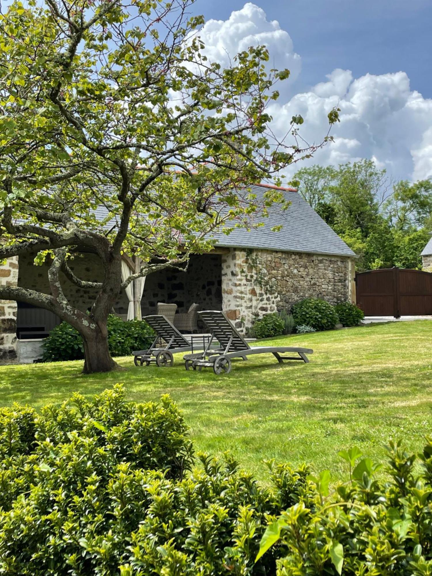 Les Cottages Du Manoir, Jacuzzi -크로종 외부 사진